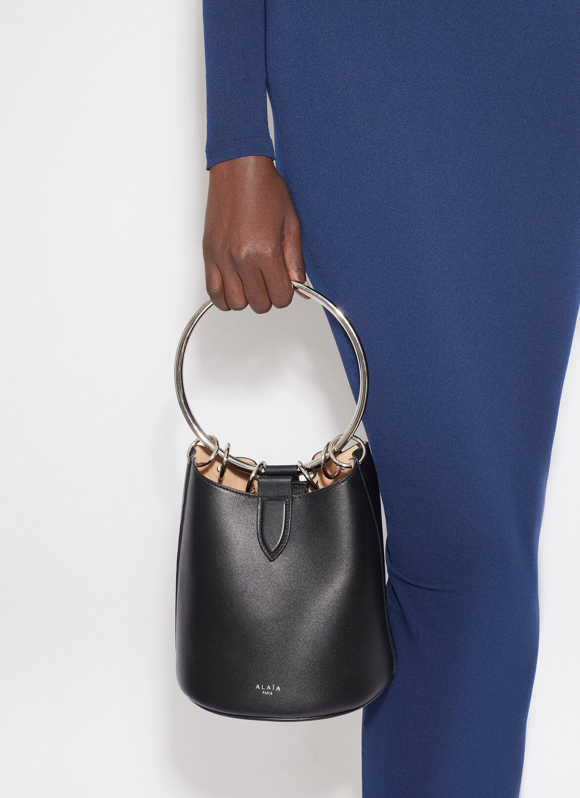 RING MEDIUM BUCKET BAG IN CALFSKIN ALAÏA BLACK RING MEDIUM BUCKET BAG IN CALFSKIN